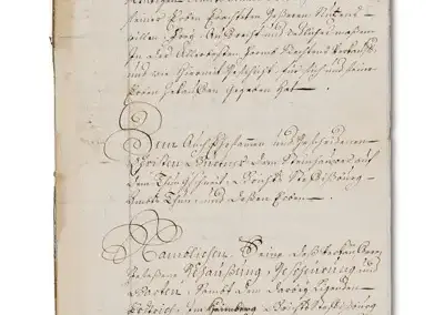 Altes handgeschriebenes Dokument mit kunstvoller Kalligraphie und Verzierungen, vermutlich aus dem 17. Jahrhundert.
