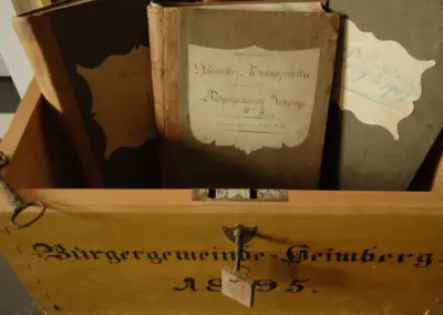 Alte Dokumentenkiste der Bürgergemeinde Heimberg von 1895 mit historischen Schriften und Büchern.