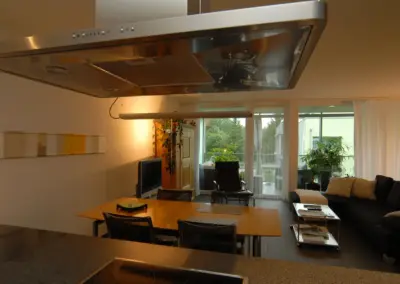 Moderne Wohnküche mit Essbereich, offener Wohnraum, Blick auf Balkon mit viel Licht und stilvoller Einrichtung.